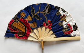 Kleurrijke waaier. Bamboe met batik stof 21,5 cm.