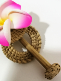 Knot speld. Bali rotan handwerk. Met roze frangipani bloem. 13,5 cm lang.