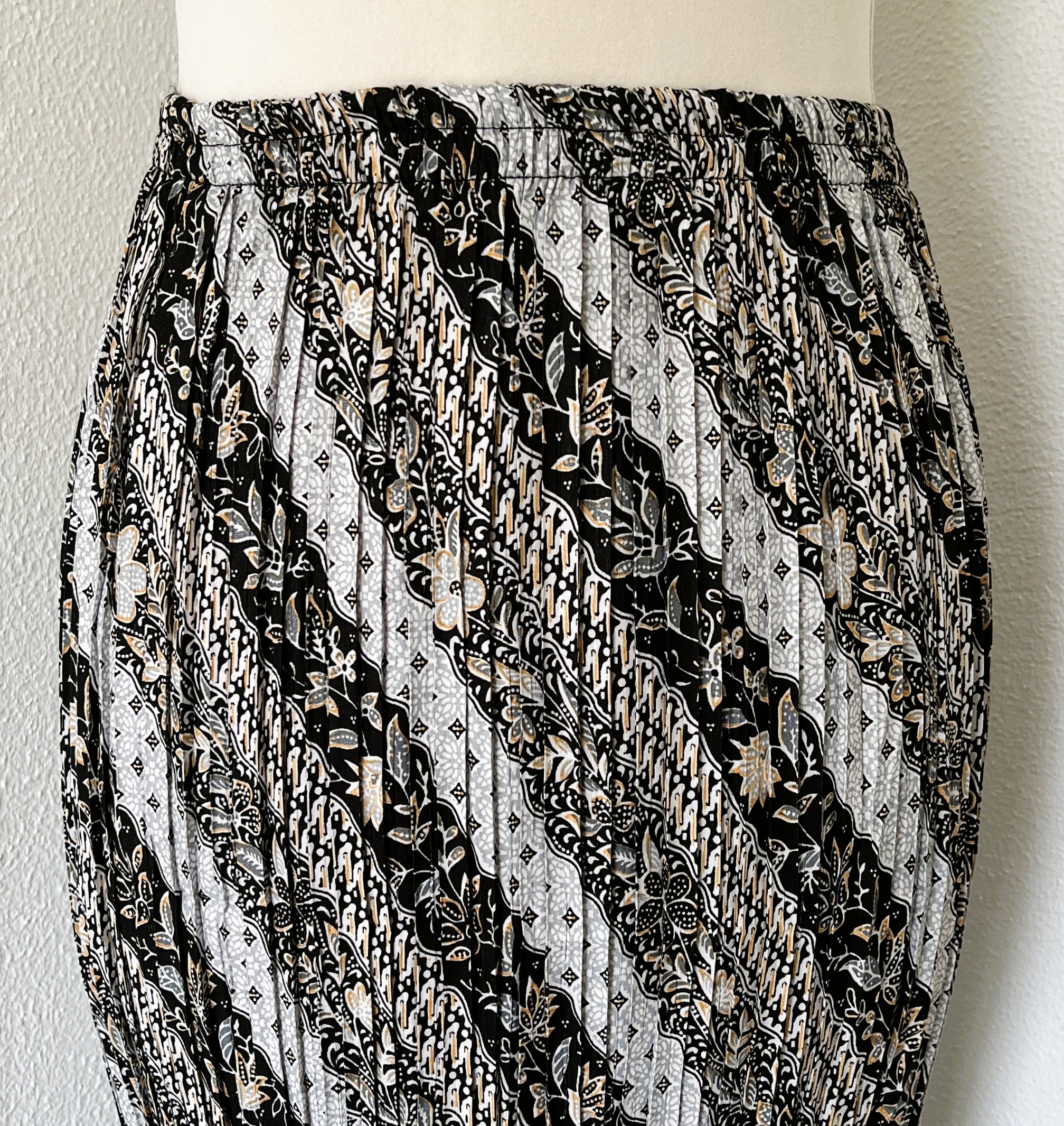 Batik uit Java. Authentieke rok plissé. Maatbereik 38 t/m 42.