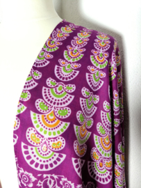 Sarong vest pauw aubergine/multi. Symbool van onsterflijkheid. 100% rayon, met sarong knoop.