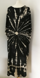 Schitterende oversized tie dye kaftan met unieke print, zwart/room.  Aangeknipte mouw en a-symetrische zoom. Lang model. Bovenwijdte 170 cm, lengte voor 102 cm, lengte achter 123 cm. 100% rayon.