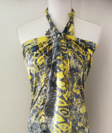 Schitterende batik sarong 'hibiscus' van zware kwaliteit. Uit Dian's collectie. 115x160 cm met sarongknoop. 100 % rayon.