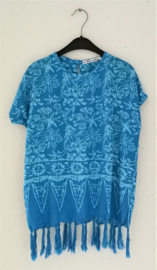Vrolijk blauw sarong shirtje/jurkje. Met aangeknipt mouwtje en knoopsluiting achter. Voor 7/8 jaar.