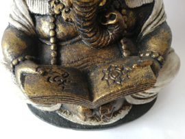 Schitterende grote Ganesha, lezend in de Veda.