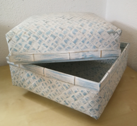 Stevige opbergdoos/mand van zachtblauw white wash. Van zwaar bamboe. 28x28x17.