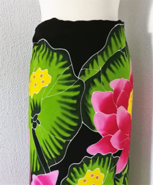 Unieke hand gewaxte en gebatikte sarong uit het atelier van Putu uit Singaraja. 120x180 cm. Zware kwaliteit 280 gram. 100% Rayon (kunstzijde) wasbaar op 30 graden. Met sarongknoop.