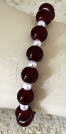 Uit het atelier van Ana. Armband dieprood/wit.