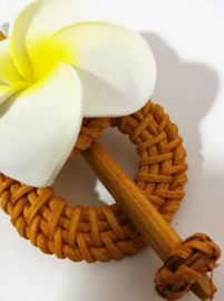 Knot speld. Bali rotan handwerk. Met witte frangipani bloem. 13,5 cm lang.