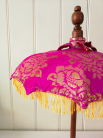 Bali parasol 60 cm hard roze.  Diameter 47 cm. Op houten voet van palisander.