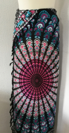 Sarong pauw, zwart/wit/blauw/donker roze. Symbool van onsterfelijkheid.
