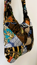 Schoudertas 38 x 29 cm. Hoofdvak en zijvak met rits. Gevoerd.