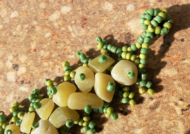 Pastel groene armband met ingelegde steentjes.  