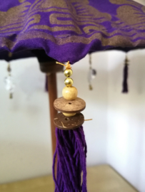 Traditionele ceremoniële Balinese  parasol. Schitterend handwerk, met zeer bijzondere authentieke  details afgewerkt. Op teakhouten voet. Hoogte 110 cm. Diameter parasols 38 en 54 cm.m.
