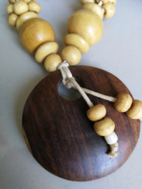 Verfijnd halskettinkje van kokosnoot met sawohout. Sluit met kokosnoot knoopje. Totale lengte 31 cm.