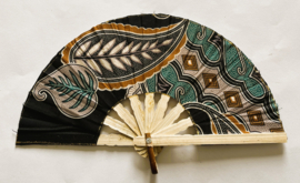 Kleurrijke waaier. Bamboe met batik stof 21,5 cm.
