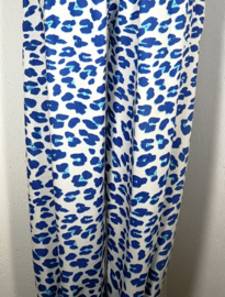 Broek tijger wit/blauw van sarong stof.  Breed elastiek in taille/ heupband en elastiek in de enkels. Binnenbeenlengte 76 cm, taille tot 86 cm. Ruimvallende pijp en normale hoogte kruis. 100% rayon. Maat 36 t/m 42.