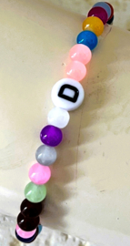 Uit het atelier van Ana. Armbandje 'D'.