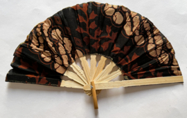 Kleurrijke waaier. Bamboe met batik stof 21,5 cm.