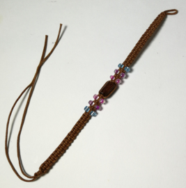 Macramé bracelet bruin.