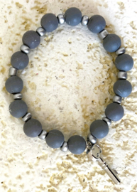 Uit het atelier van Puck. Kinder armbandje met bedel.