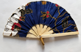 Kleurrijke waaier. Bamboe met batik stof 21,5 cm.