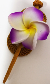Knot speld. Bali rotan handwerk. Met paarse frangipani bloem. 13,5 cm lang.