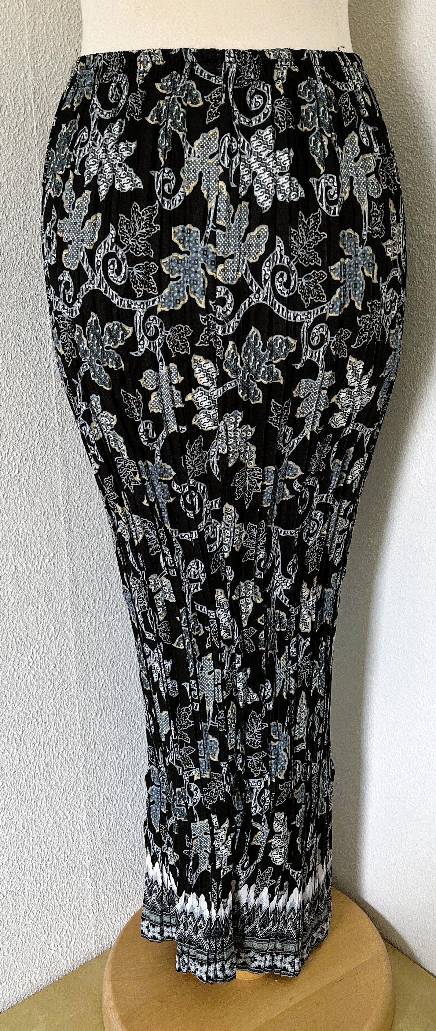 Batik uit Java. Authentieke rok plissé. Maatbereik 38 t/m 42.
