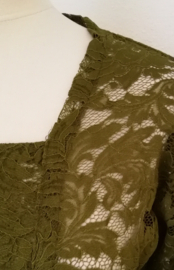 Traditionele Balinese kanten Kebaya mosgroen. Maat 44 t/m 60.