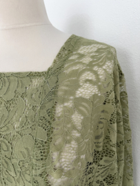 Traditionele Balinese kanten kebaya zacht groen. Maat 54.