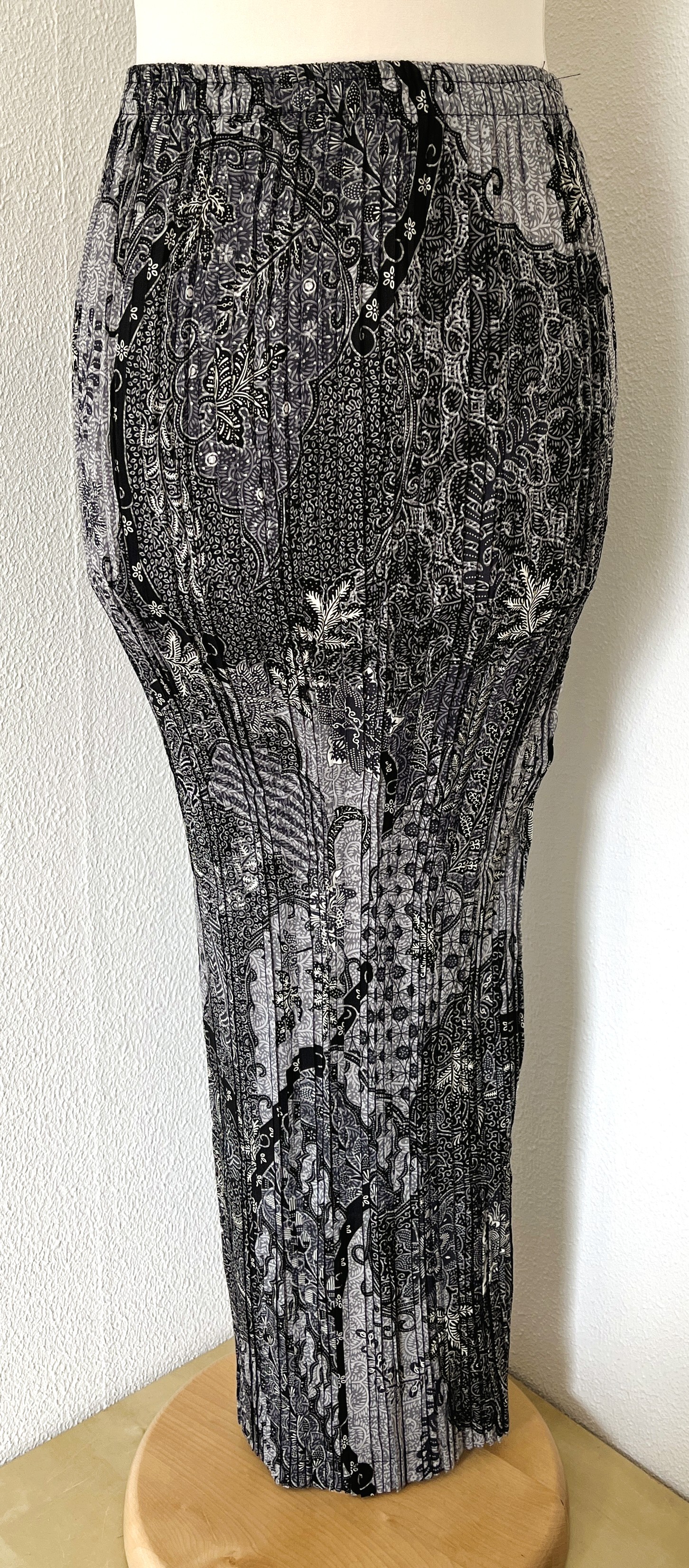 Batik uit Java. Authentieke rok plissé. Maatbereik 36 t/m 40.