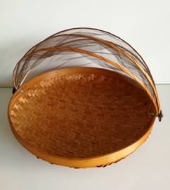 Ronde bamboe gaasmand. Met scharnierend net op kokosschroef .  Diameter 31 cm