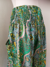 Broek Paisley dream dua groen tinten.. Met breed elastiek in taille/ heupband, sierkoordje aan voorzijde, opgestikt zijvakje en elastiek in enkels. Binnenbeenlengte 76 cm. Heupwijdte tot 130 cm, taille tot max 96 cm. 100% rayon. Maat 44/54.