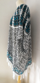 Sarong vest pauw, blauw./zwart/wit. Symbool van onsterflijkheid. 100% rayon, met sarong knoop.