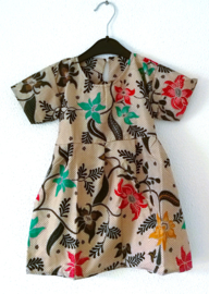 Eenvoudig jurkje van Balinese batik. Maat 122, 7 jaar.
