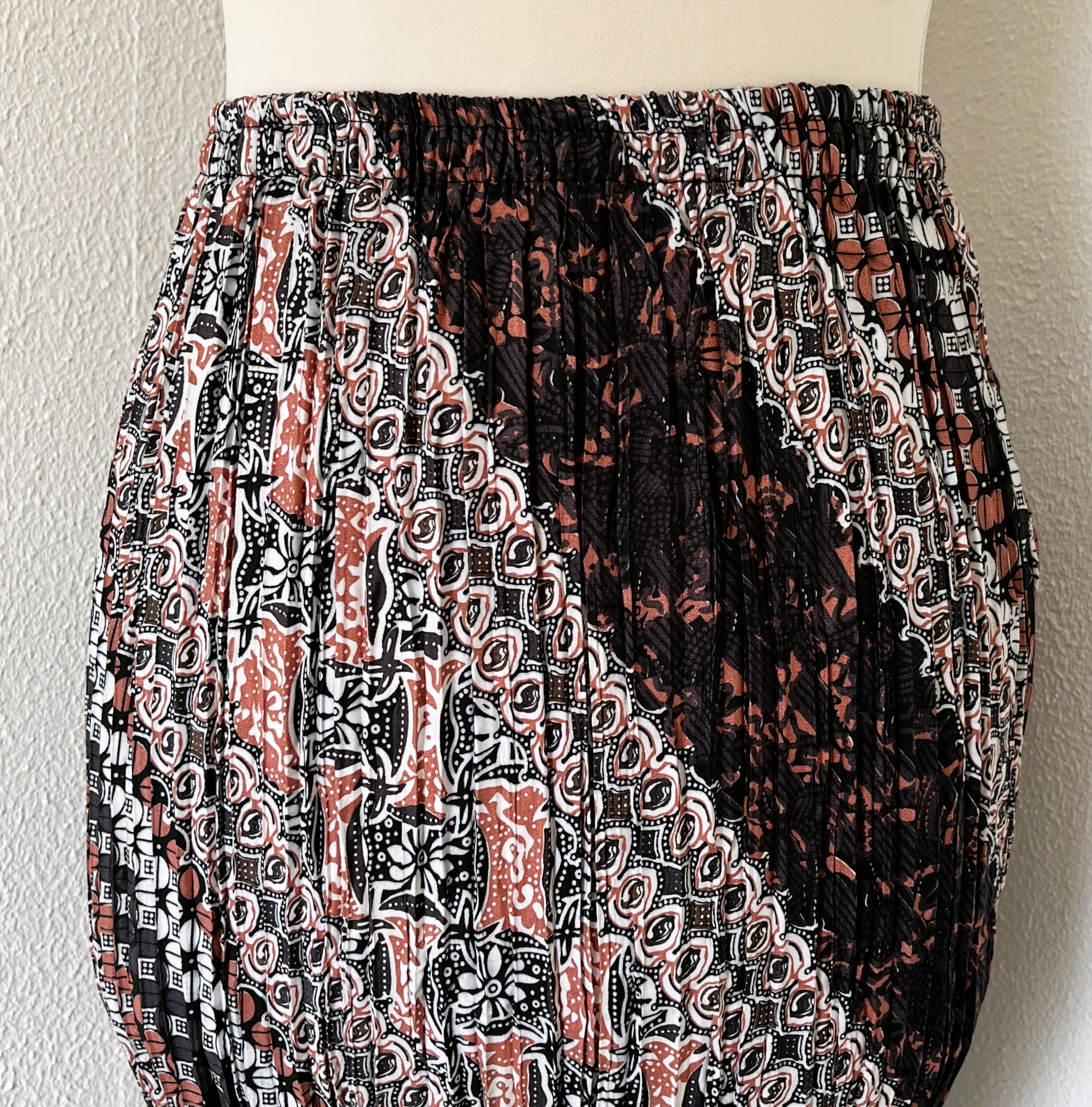 Batik uit Java. Authentieke rok plissé. Maatbereik 38 t/m 42.