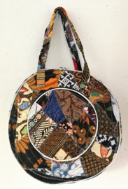 Unieke patchwork Mandala schouder tas, dubbel doorgestikt. Diameter 46 cm, hoofdvak met dubbele rits en voorvak met diameter van 25 cm en enkele rits. Lengte band 39 cm.