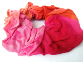 Batik wokkel/scrunchie van tie dye sarong stof. Voor paardenstaart, vlecht of knot.