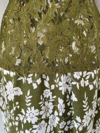 Traditionele kebaya set. Maat 36 en 42.