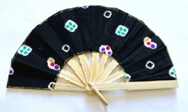 Kleurrijke waaier. Bamboe met batik stof. 21 cm.
