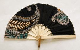 Kleurrijke waaier. Bamboe met batik stof 21,5 cm.