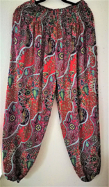 Broek 'Paisley dream', rood/multi. Maat 42 t/m 46.