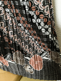 Batik uit Java. Authentieke rok plissé. Maatbereik 38 t/m 44.