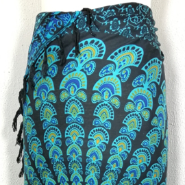 Sarong pauw, zwart/blauw/oker. Symbool van onsterfelijkheid.