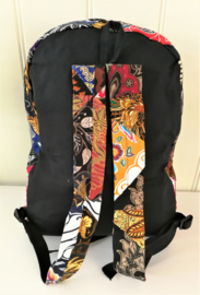 Vrolijke patchwork rugzak. 42x39x12 cm. Hoofdvak met verzonken rits,  voorvak  van 22x20 cm met rits en versteviging op de draagpunten.  Verstelbare schouderbanden en bovenlus.