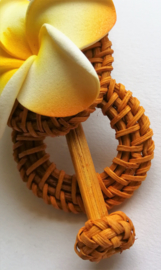 Knot speld. Bali rotan handwerk. Met oranje frangipani bloem. 13,5 cm lang.