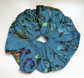 Schitterende batik wokkel/scrunchie. Voor paardenstaart, vlecht of knot. Met dubbelzijdige batik print.