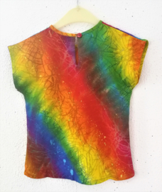 Prachtig handwerk van eigen label. Vrolijk regenboog shirtje. Gemaakt van speciale BingBatik. Sluit met knoopje achter. Maat  98-110   (3-5 jaar). 100% rayon, machinewas op 30  graden.