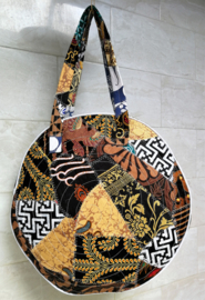 Unieke patchwork Mandala schouder tas, dubbel doorgestikt. Diameter 47 cm, hoofdvak met dubbele rits en voorvak met diameter van 25 cm en enkele rits. Lengte band 39 cm.