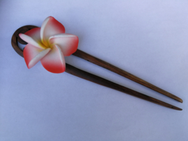Knot speld. Bali palisander hout met roze/rode frangipani bloem. 19 cm lang.