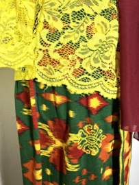 Weergaloos authentieke Balinese set. Maat 38.